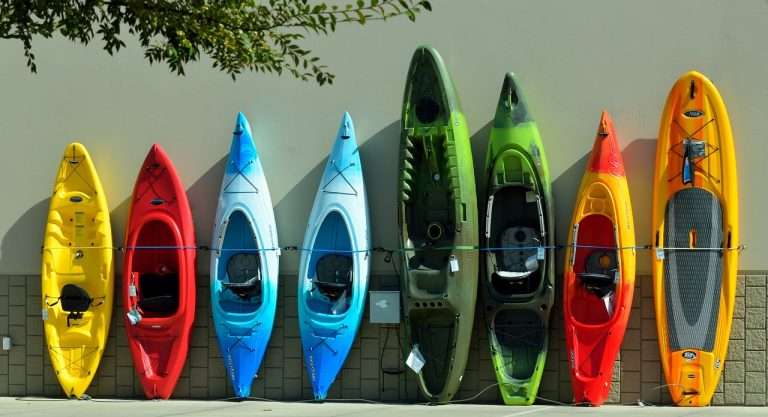 key differences between kayaks and canoes