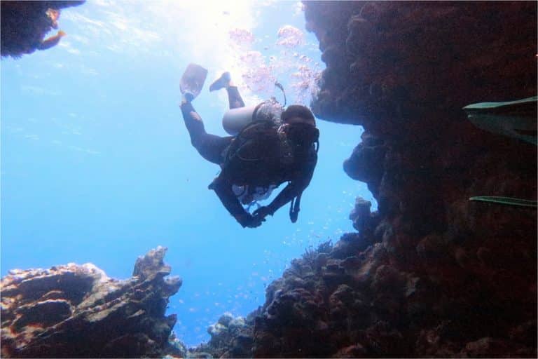 Discover scuba diving course overview - max diving through some rocks